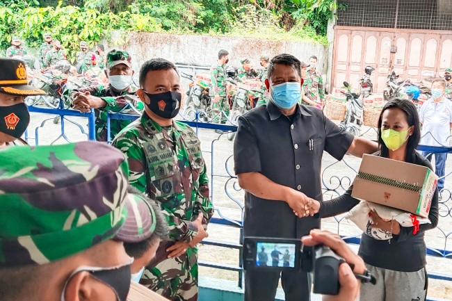 TNI/Polri Salurkan Bantuan Sembako Sampai ke Pelosok