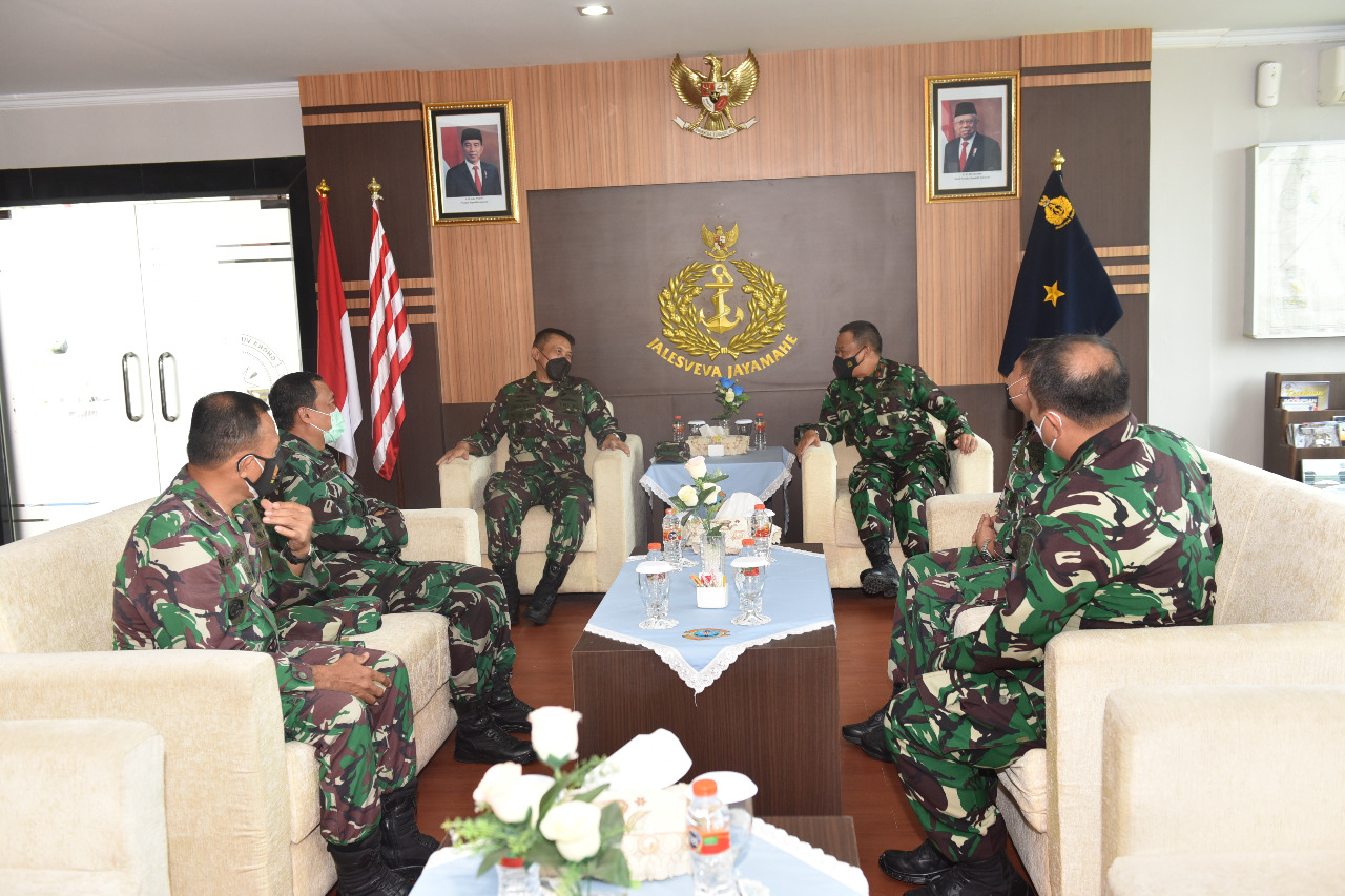 Kunjungan Kadiskomlekal & Kapuskon Barangan Kemhan Disambut Hangat Danlantamal I Belawan