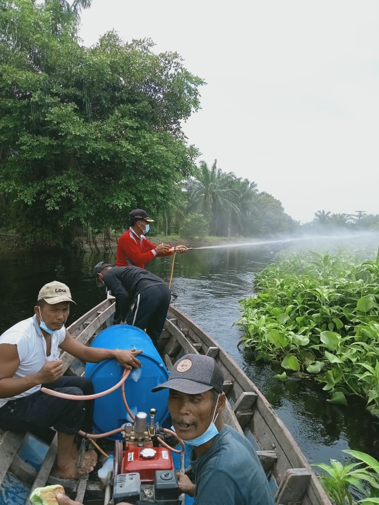 Antisipasi Banjir, Kades Air Hitam Melakukan Penyemprotan Tumbuhan Liar Disepanjang Sungai Desa Air Hitam