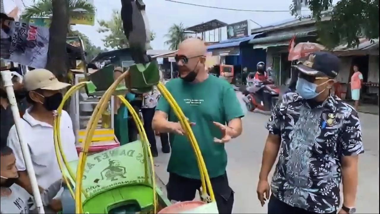 Aksi Dermawan Borong & Bagikan Jajanan PKL Hebohkan Warga Medan Deli
