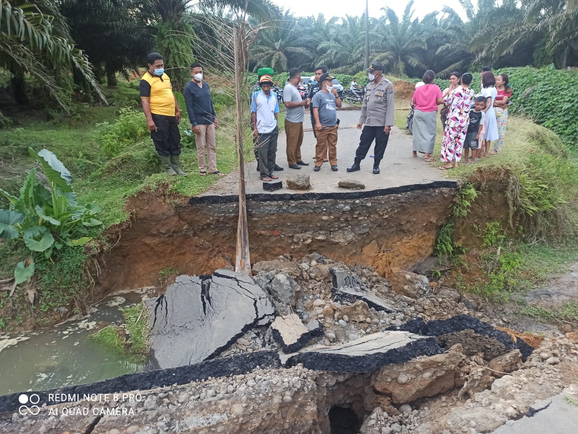 Jembatan Desa Pancowarno Ambruk 