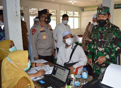 Pangdam 1/BB Bersama Kapoldasu Tinjau Vaksinasi di Ponpes Purba Madina