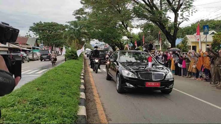Warga Medan Antusias Nunggu Berjam-jam Untuk Melihat Langsung Presiden Jokowi