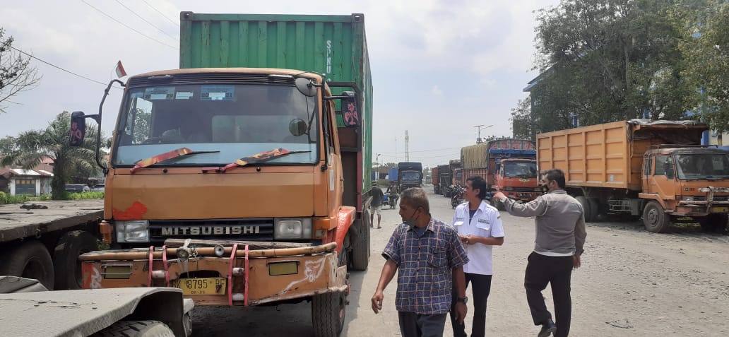 Senggol Angkot, Pengendara Honda Scoopy Tewas Terlindas Truk