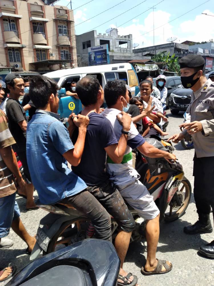 Pria Ini Dipukuli Gegara Dituding Gelapkan Kereta & Angkot