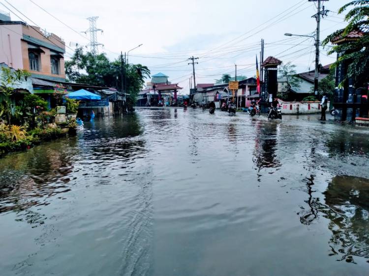Warga & Pengendara Resah, Jalan Titi Pahlawan Mirip Kolam Pancing