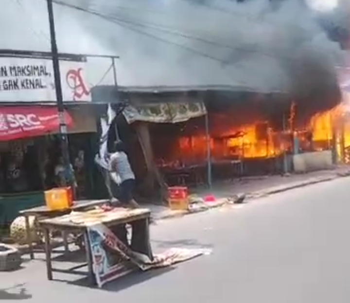 Kobaran Api Hanguskan Sedikitnya 8 Kios di Jalan Jamin Ginting Medan