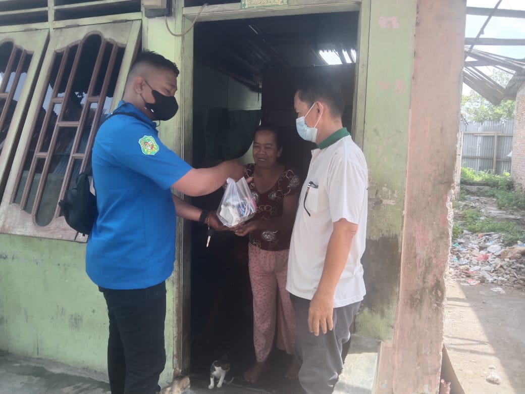 Jumat Berkah, Karang Taruna Tanjung Mulia Hilir Bagi-Bagi Sembako