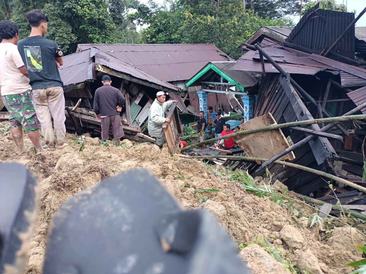 Tertimpa Longsor, 15 Rumah 1 Mesjid Rata Dengan Tanah