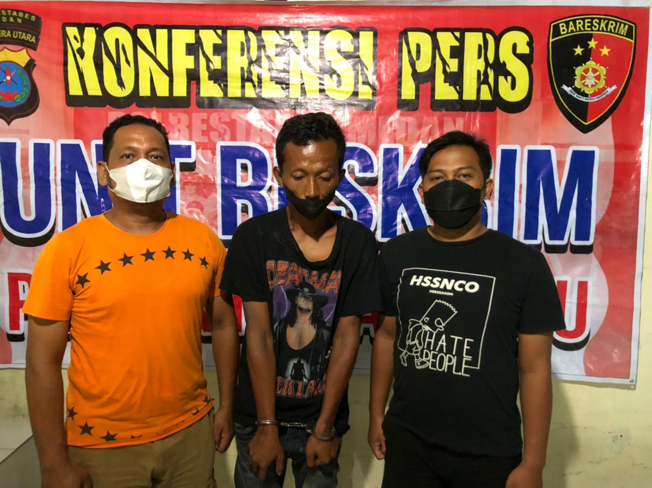 Viral di Medsos! Gegara Paksa Pengguna Jalan Beli Dagangannya, Pedagang Asongan Goll