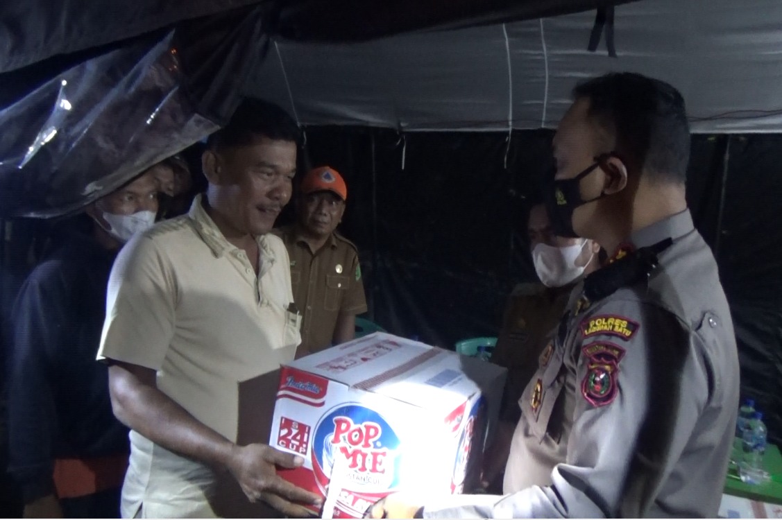 Kapolres Labuhanbatu Bantu Warga Yang Terkena Banjir