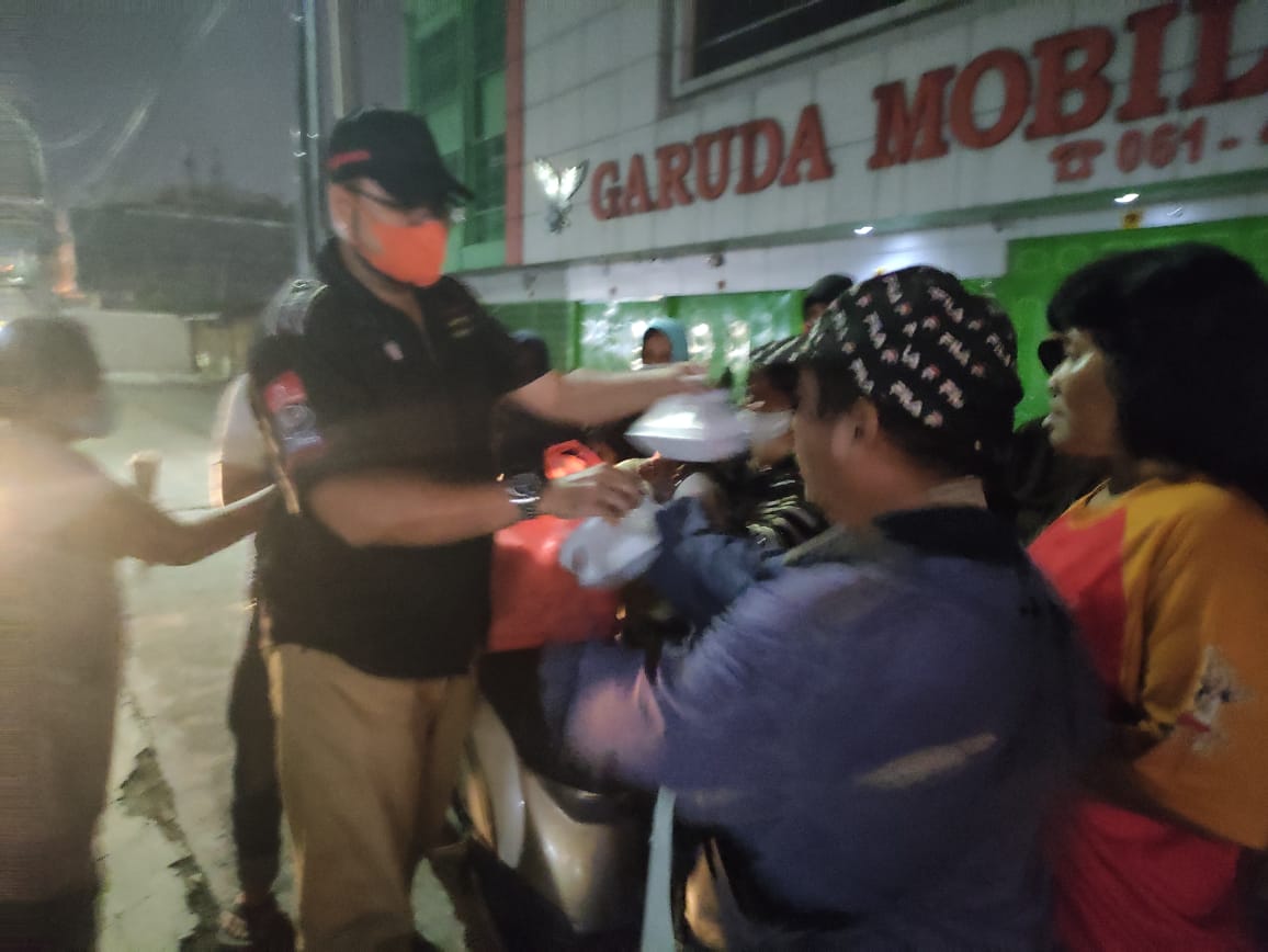 IWPMB Gelar Baksos Bagikan 100 Nasi Kotak ke Tuna Wisma & Abang Becak di Jalan Nibung Raya