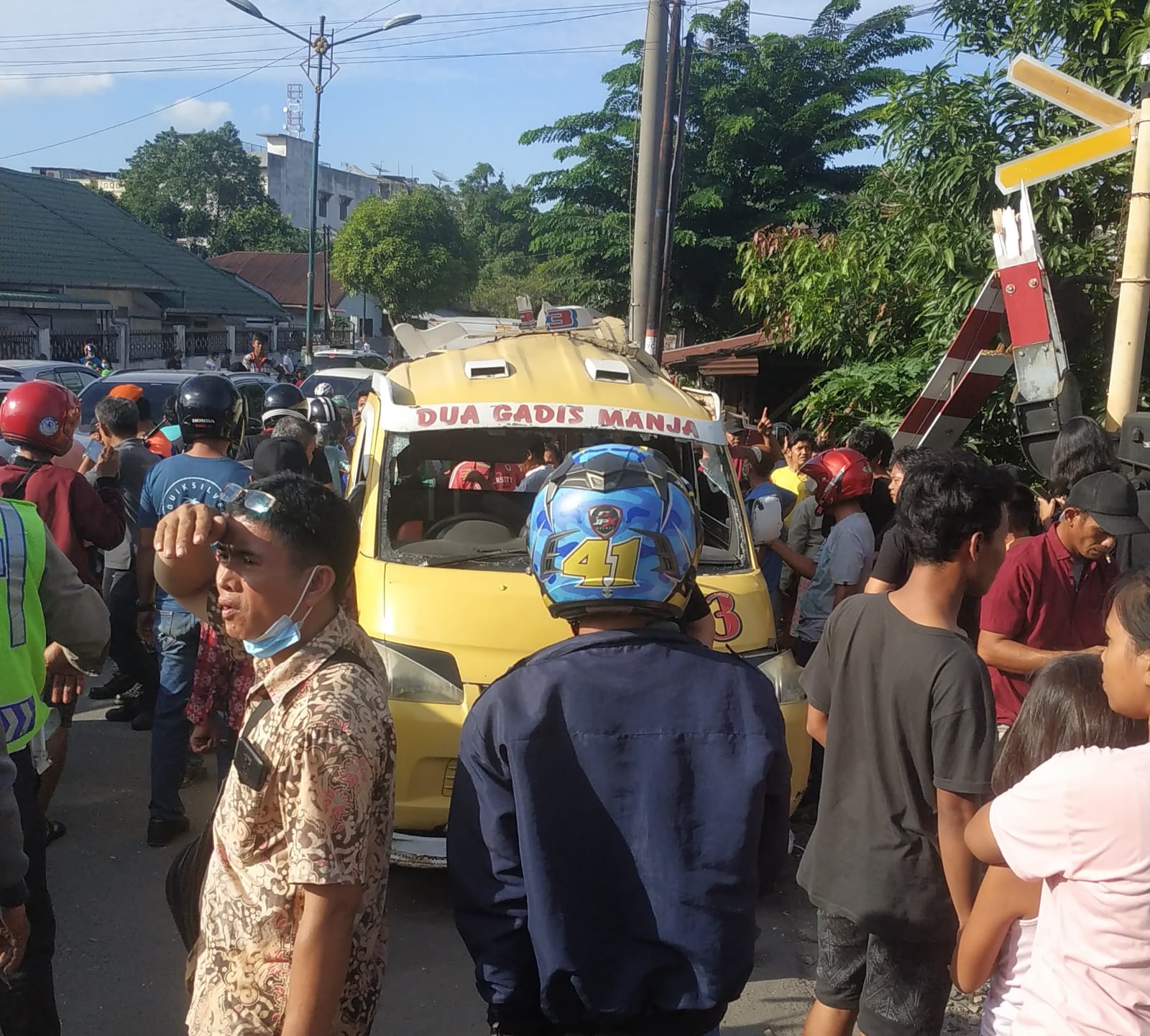 BREAKING NEWS! Kereta Api Tabrak Angkot, 4 Meninggal 2 Luka-Luka