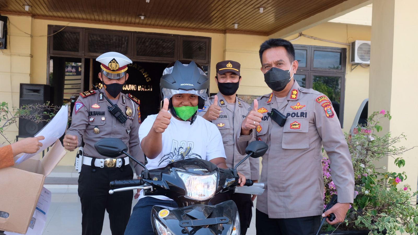 Kapolres Tanjung Balai Serahkan Hadiah Utama Seda Motor Vaksinasi AKABRI 2001