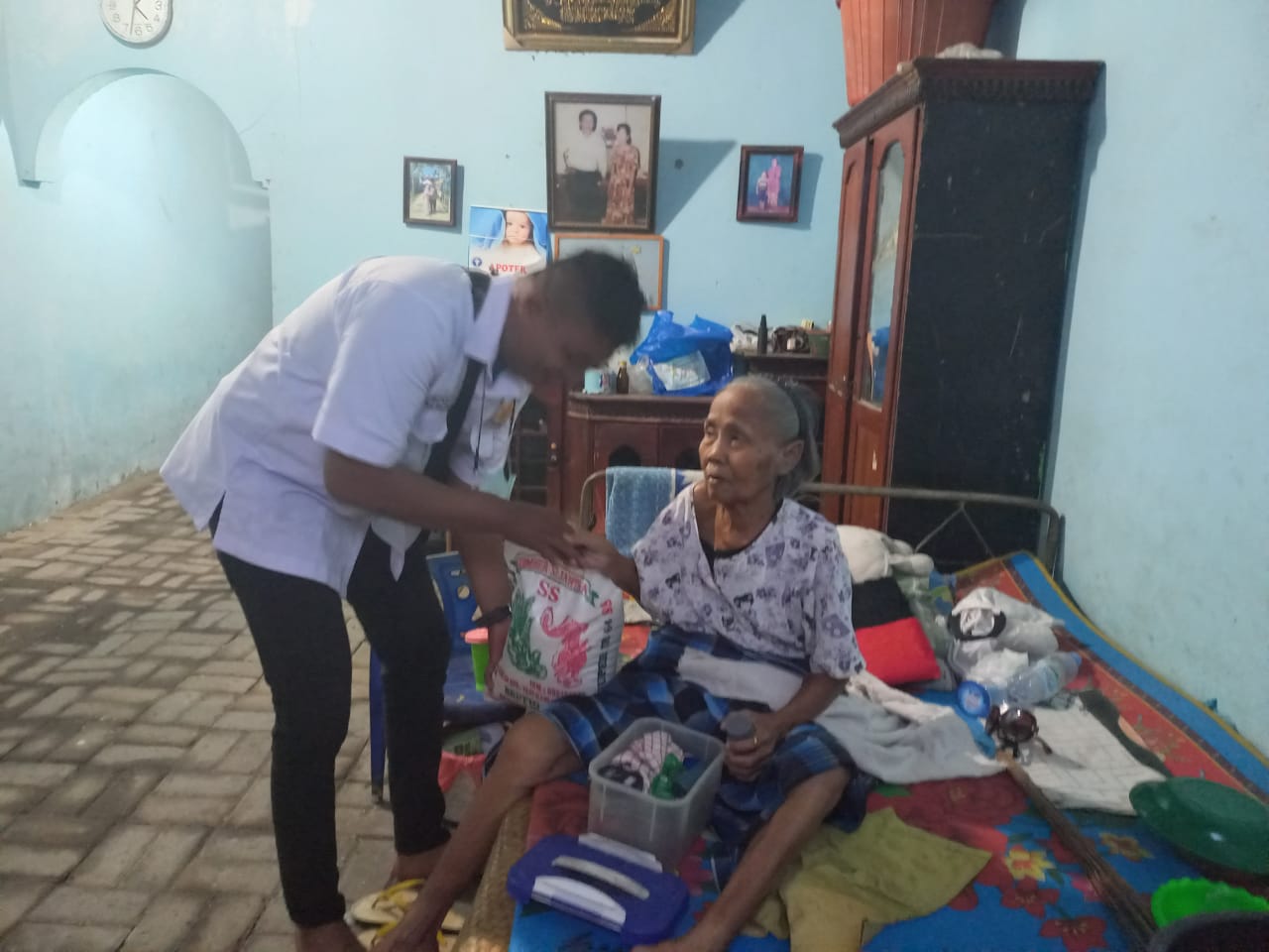 Jumat Barokah, Kadin Medan Bagikan Sembako Ke Warga Bagan Deli Belawan