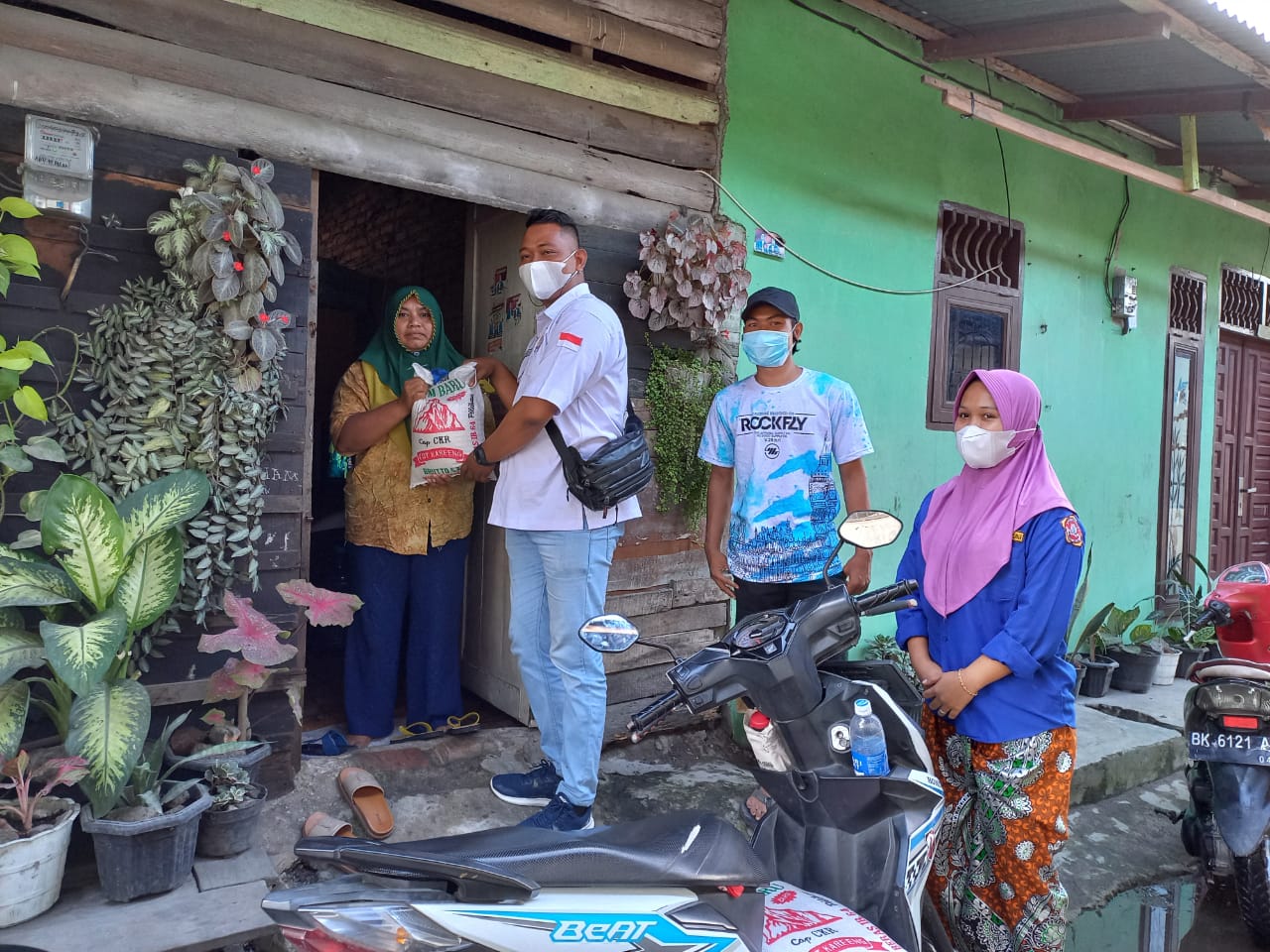 Wakil Ketua Kadin Medan Berbagi Kepada Warga Kurang Mampu