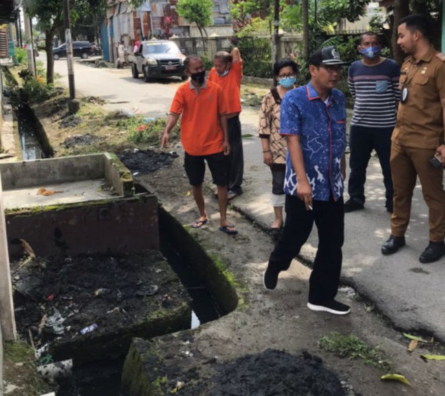 Antonius Minta Dinas PU Segera Angkut Tanah Bekas Pengorekan Parit di Sei Agul