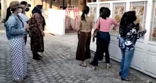 Gawat ..!! Rumah Owner Arisan Online Digruduk Puluhan Wanita Cantik