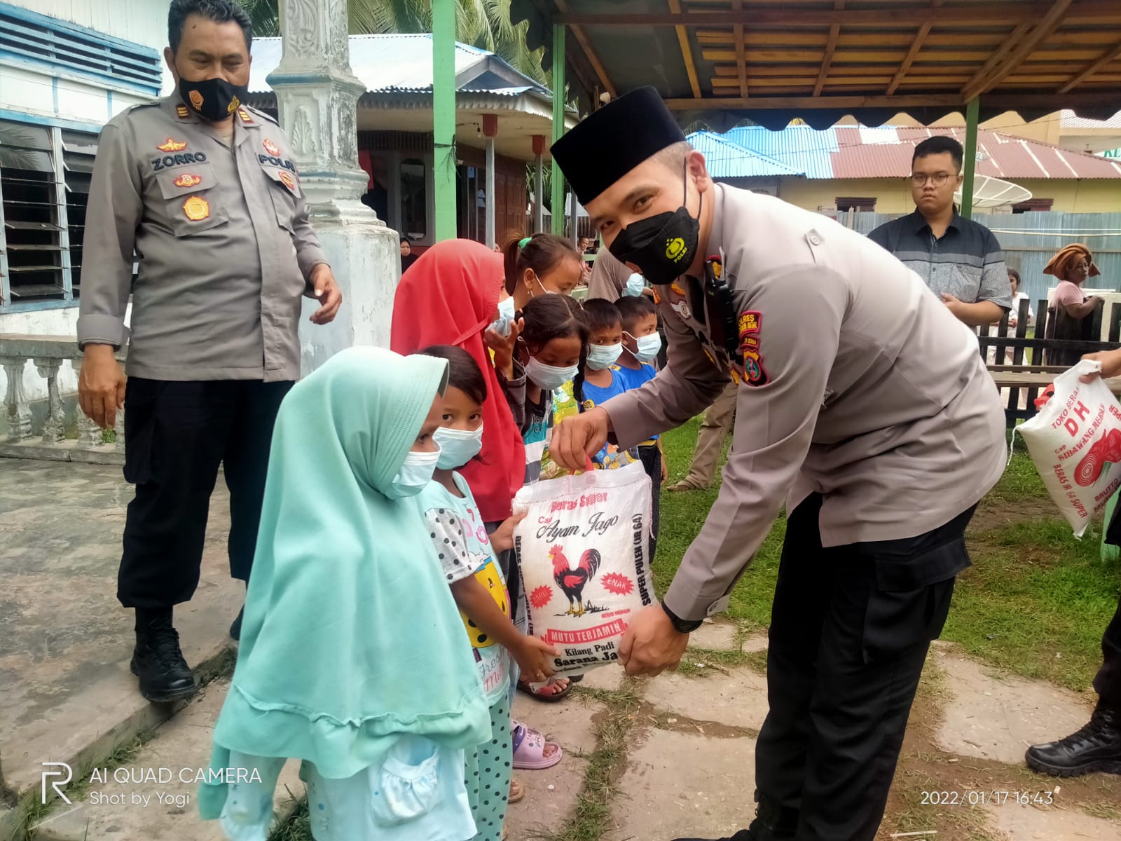 Kapolres Madina Berbagi Kepada Anak Yatim Piatu di Desa Tabuyung