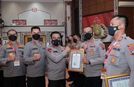 Dinilai Paling Kreatif Dalam Pelaksanaan Vaksinasi, Kapolda Sumut Berikan Piagam Penghargaan ke Kapolres Labuhanbatu 