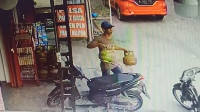 Modus Beli Rokok, Pencuri Tabung Gas Elpiji 3 Kg Terekam CCTV