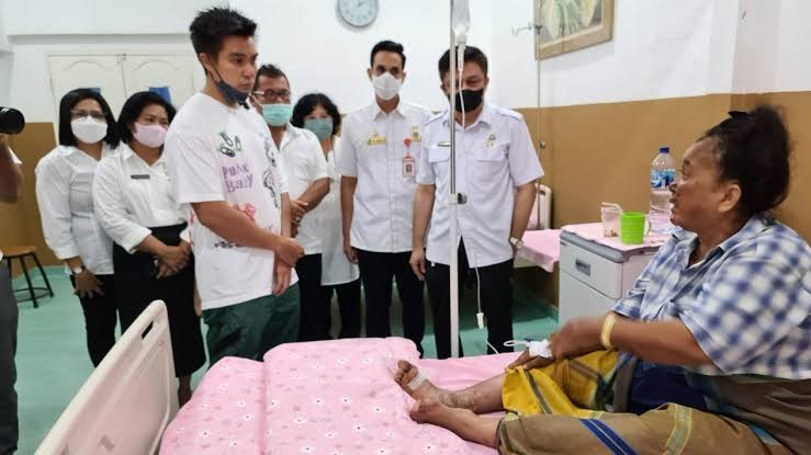 Baim Wong Jenguk Korban Begal di Medan