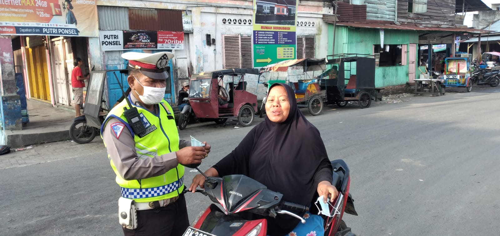 Polantas Pancurbatu Bagi-Bagi Masker