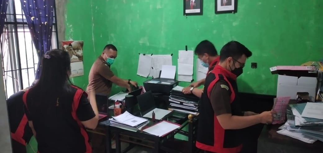 Tim Cabjari Pancurbatu Geledah Kantor Desa Sugau