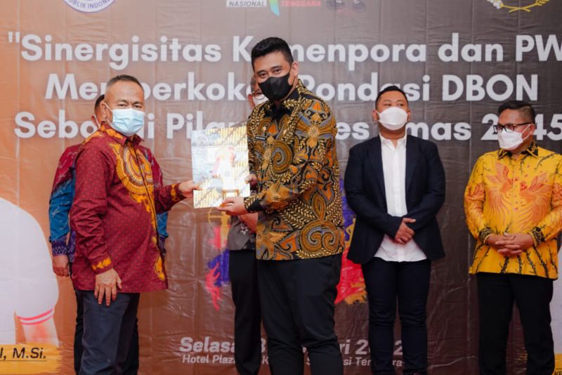 Bobby Nasution Raih Penghargaan Inisiator Olahraga Nasional