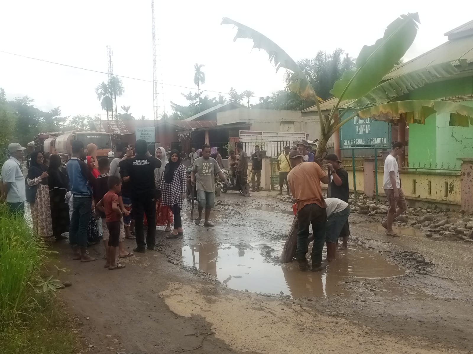 Warga Tutup Jalan Gotong Rayong & Tanam Pohon Pisang