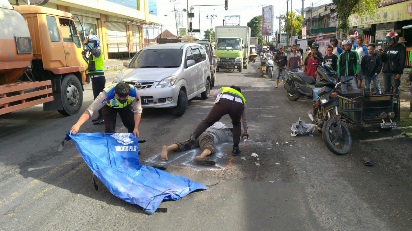 Gegara Hendak Mendahului, Parbetor Tewas Digilas Truk