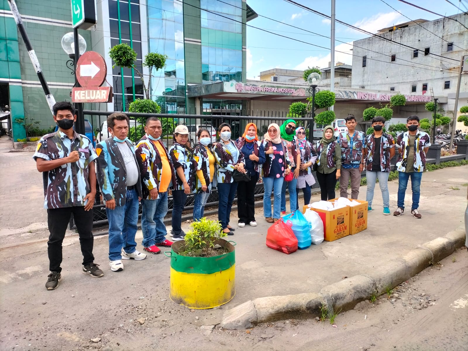 Brigade Pertiwi IPK Kota Medan Bagikan 150 Kotak Nasi Bungkus