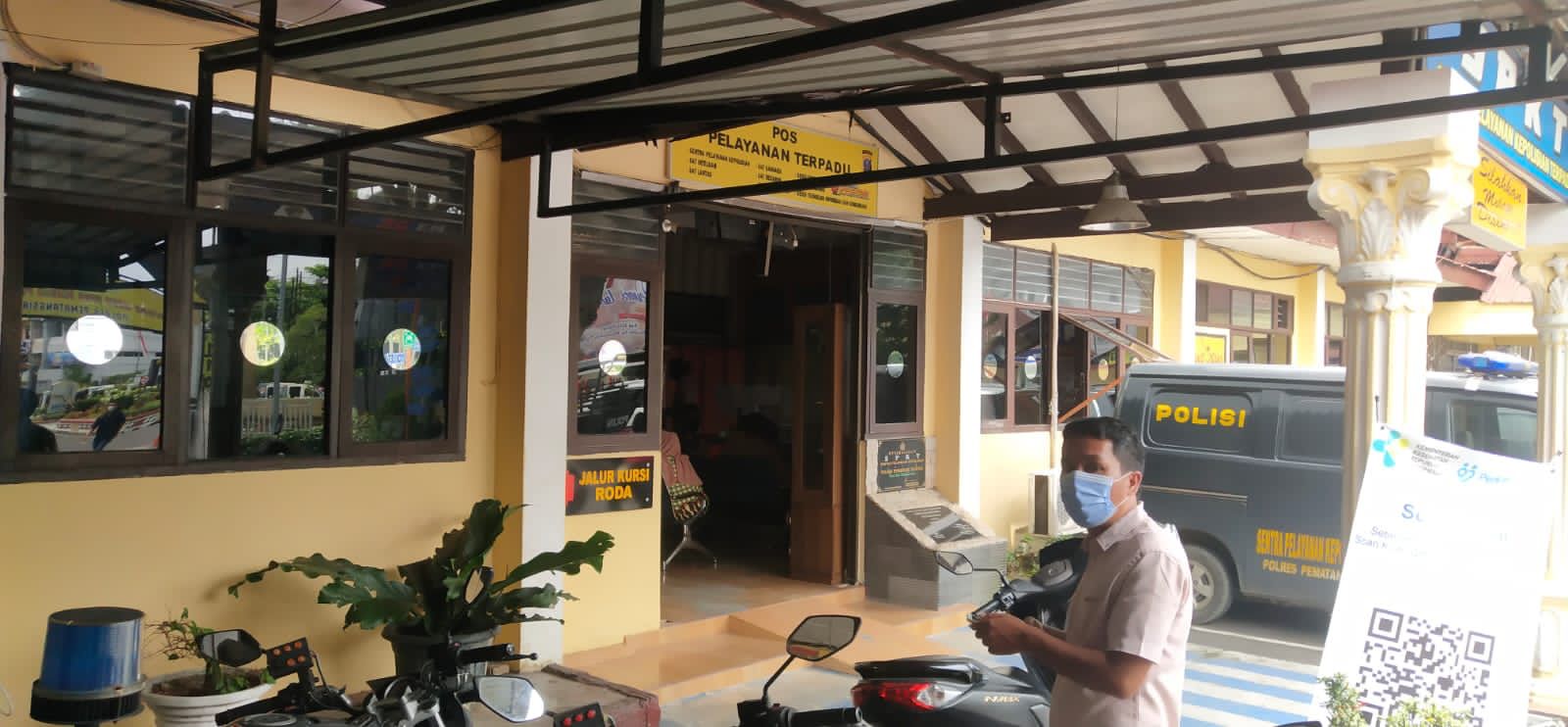 Pintu Kaca SPKT Polres Siantar Ditabrak, Kok bisa ?
