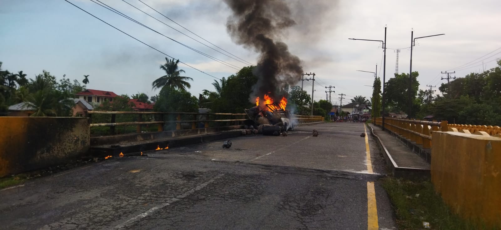 Diduga Membawa Minyak Mentah dan Tabung Gas Elpiji, Mobil L300 Meledak