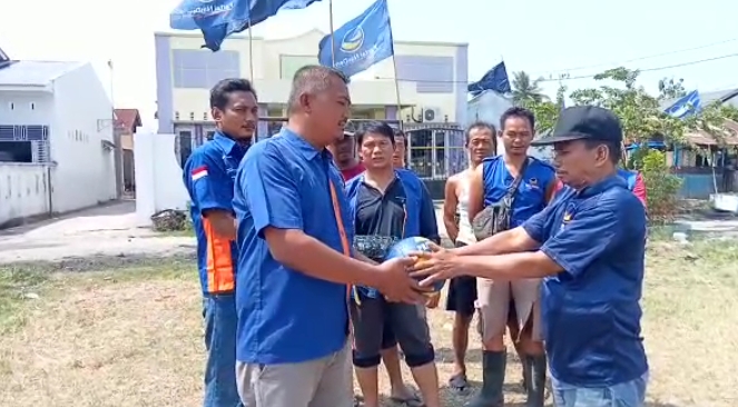 DPC Nasdem Kec. Sunggal Deliserdang Serahkan Bantuan Perlengkapan Voli ke Ranting Nasdem di Desa Sei Semayang