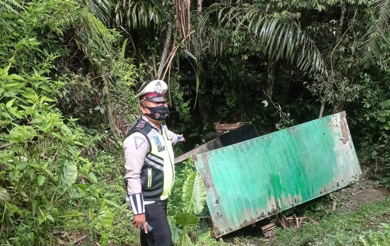 Truk Kontainer Terjun Kejurang,  Sopir Tewas