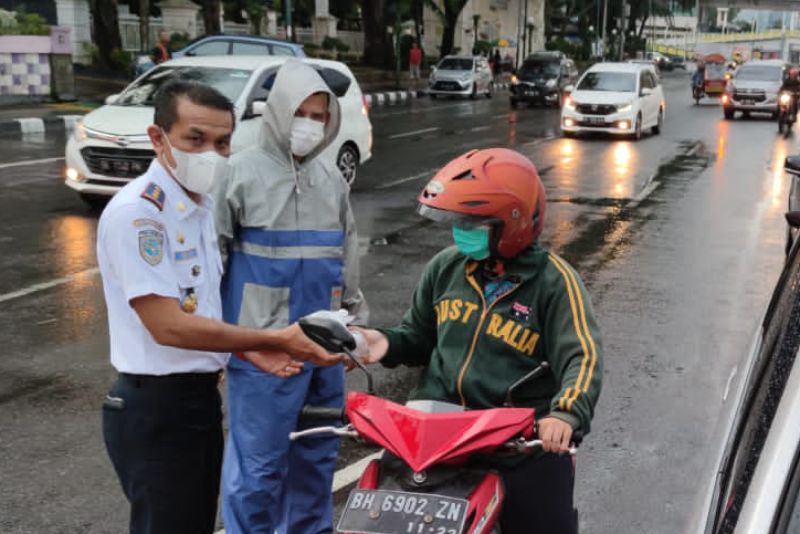 Berbagi Takjil kepada Pengguna Jalan, Iswar: Wujud Kepedulian Dishub Kota Medan