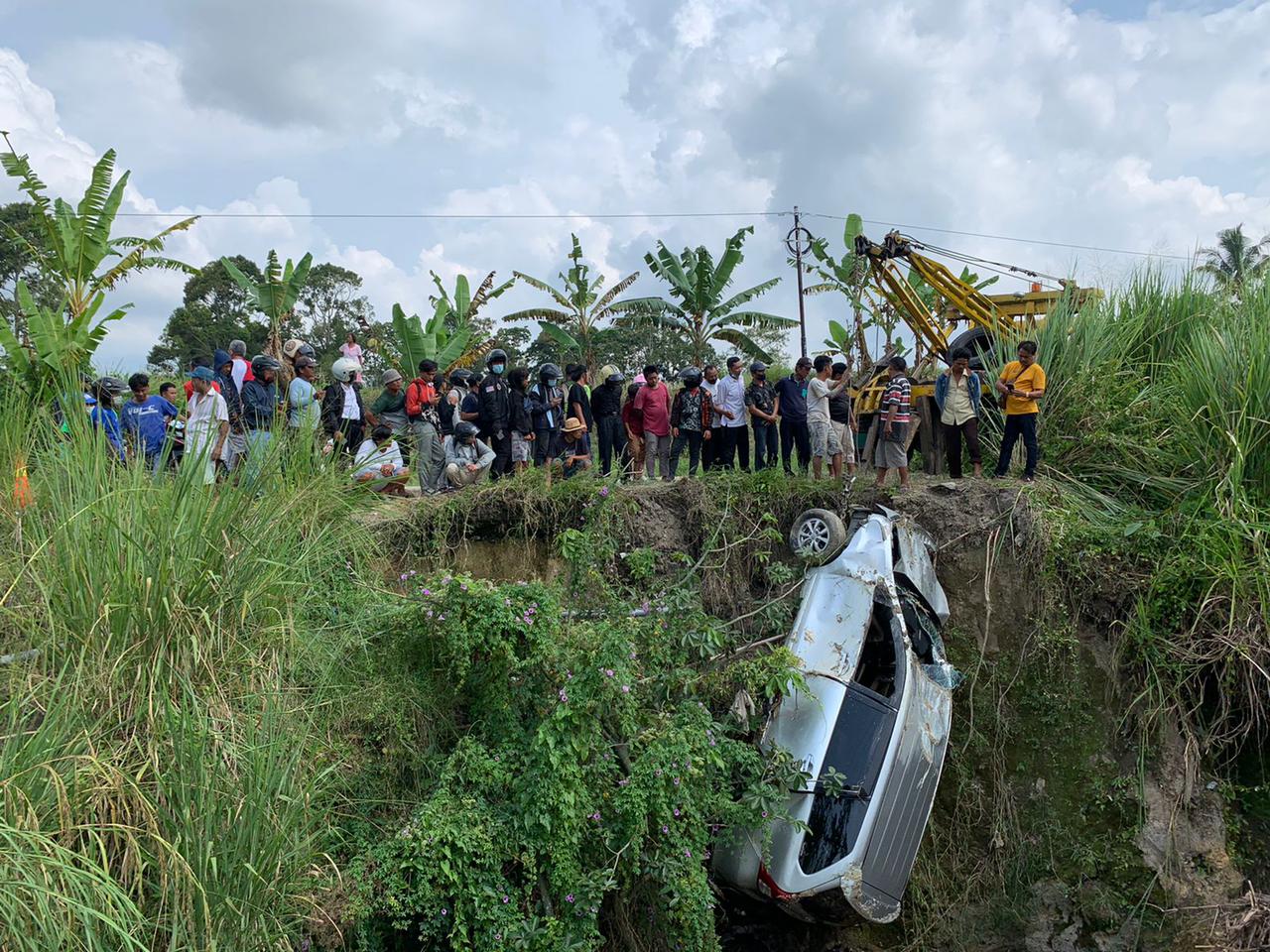 Mobil Avanza Terjun Kejurang di Panei Tongah