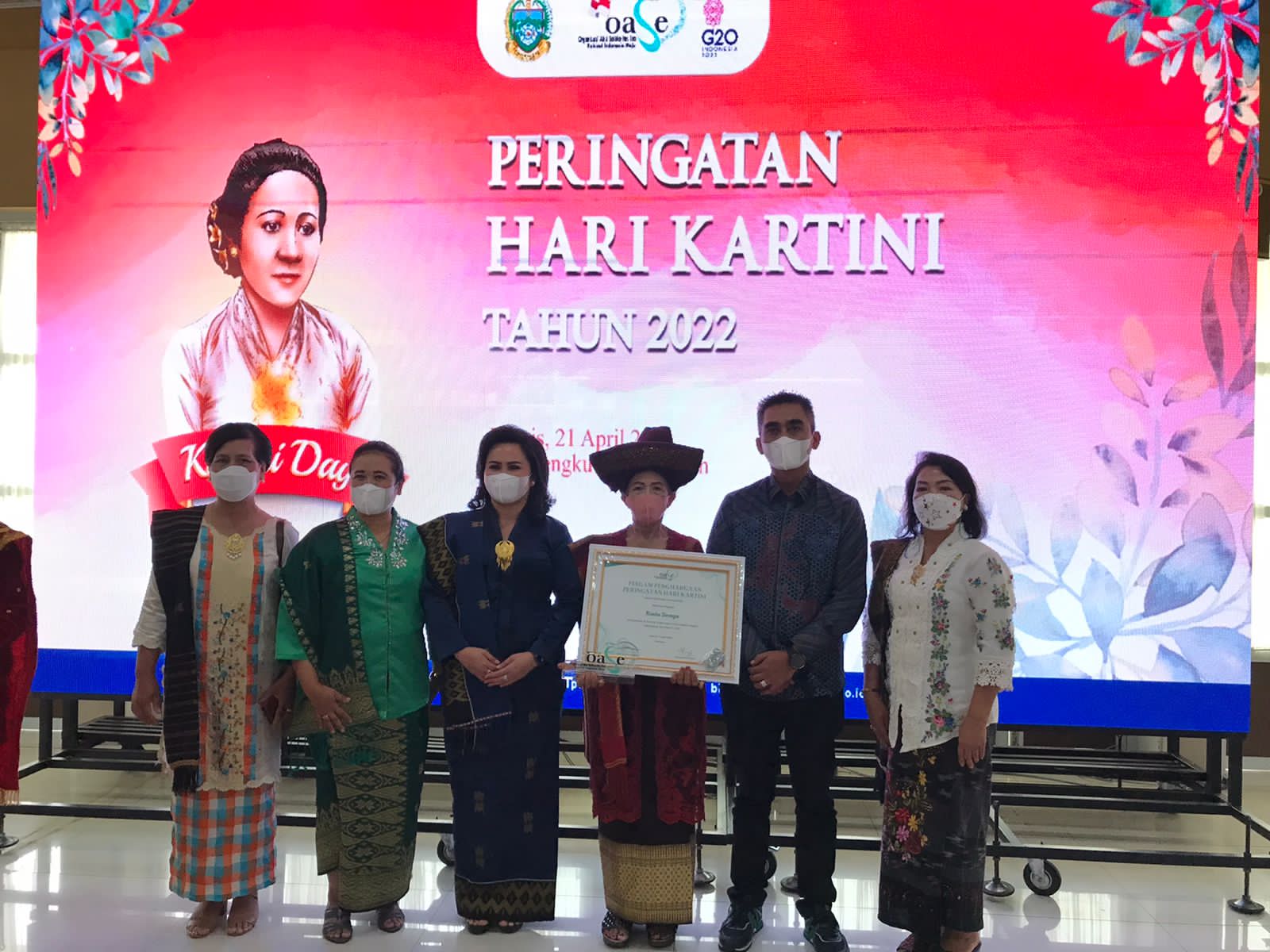 Iriana Joko Widodo Berikan Penghargaan Perempuan Berjasa Kepada Kaum Perempuan Kabupaten Karo
