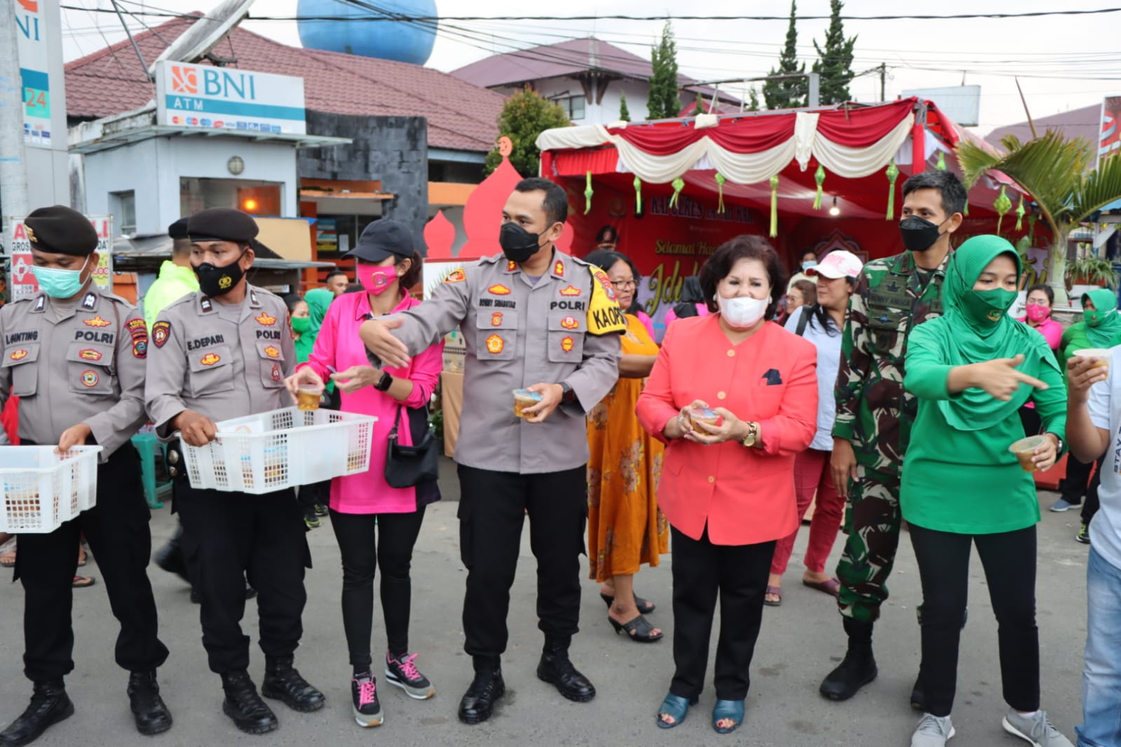 Bupati Karo Bersama Forkopimda Berbagi Takjil Di Tugu Juang Berastagi