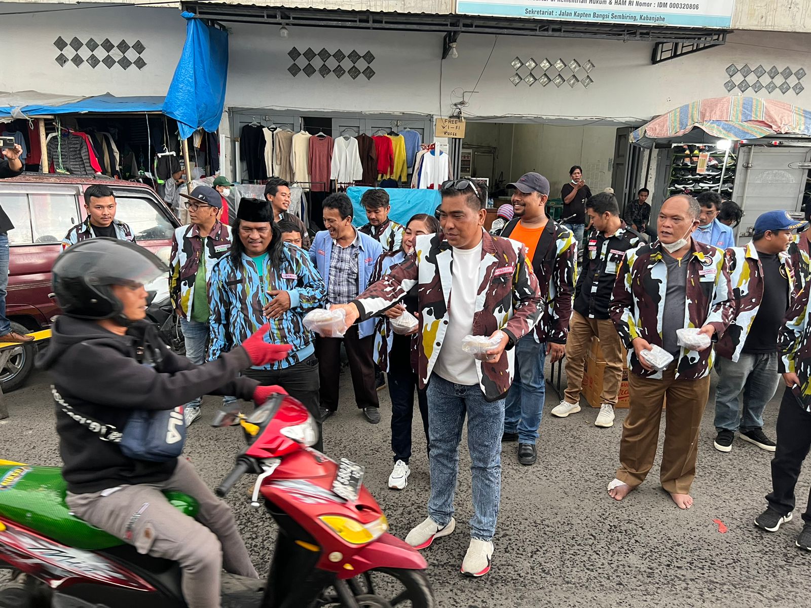 Keluarga Besar DPD IPK Tanah Karo Berbagi Ratusan Takjil