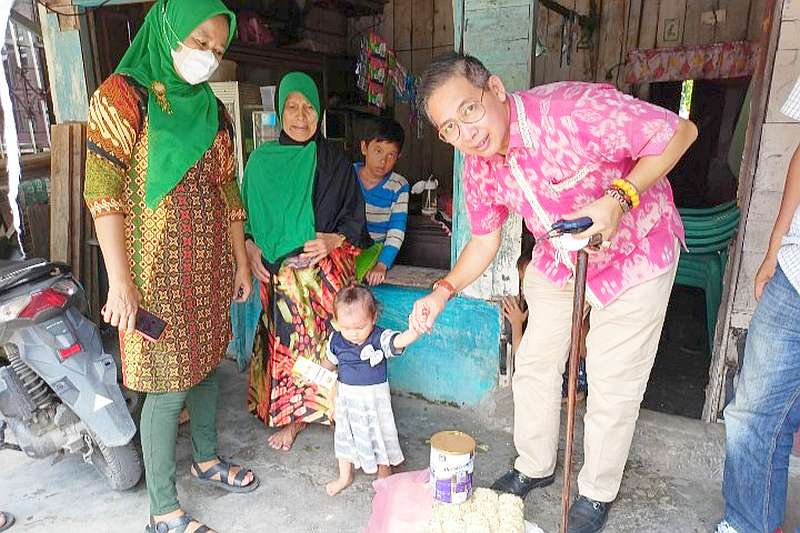 Wong Chun Sen Beri Bantuan, Susu dan Vitamin untuk Anak Penderita Gizi Buruk