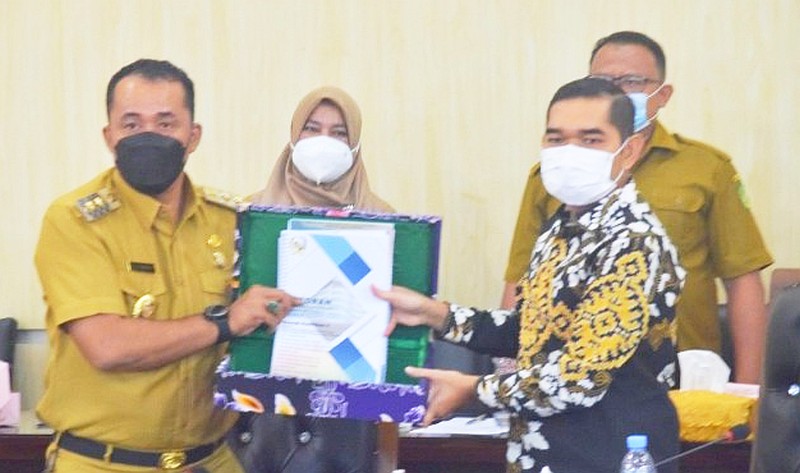 Rapat Paripurna Ditandai Dengan Penyerahan Berkas Laporan Reses Anggota DPRD Medan Tahun 2022