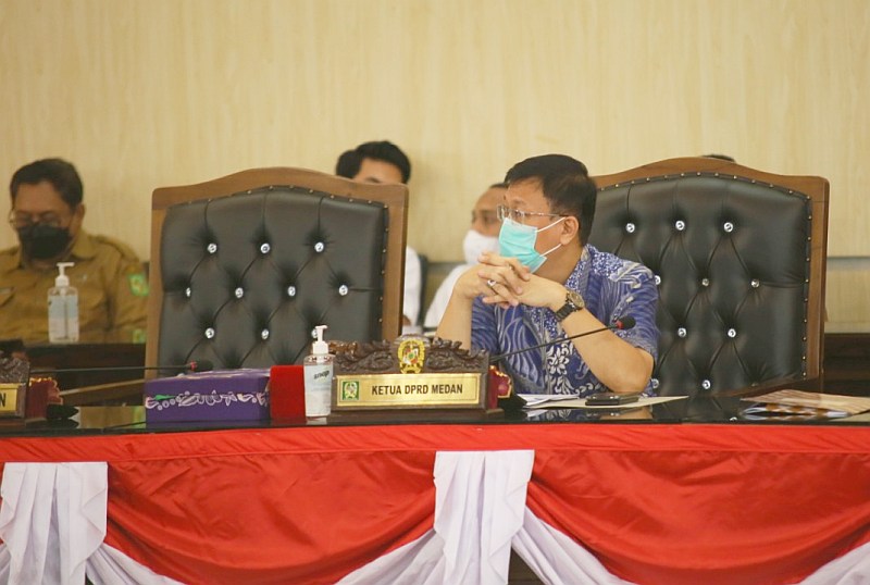 Ketua DPRD Kota Medan, Hasyim SE, dalam Rapat Paripurna Penyampaian Hasil Pembahasan LKPJ TA 2021 dan Penandatanganan Keputusan DPRD Medan untuk Dijadikan Rekomendasi, Senin (25/4/2022).