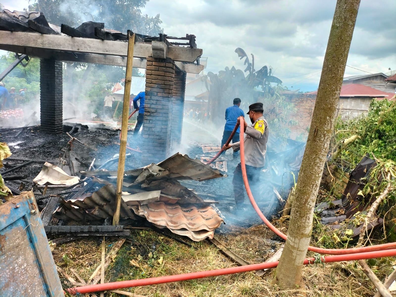 Sijago Merah Lahap Satu Unit Rumah Panggung Di Desa Seberaya