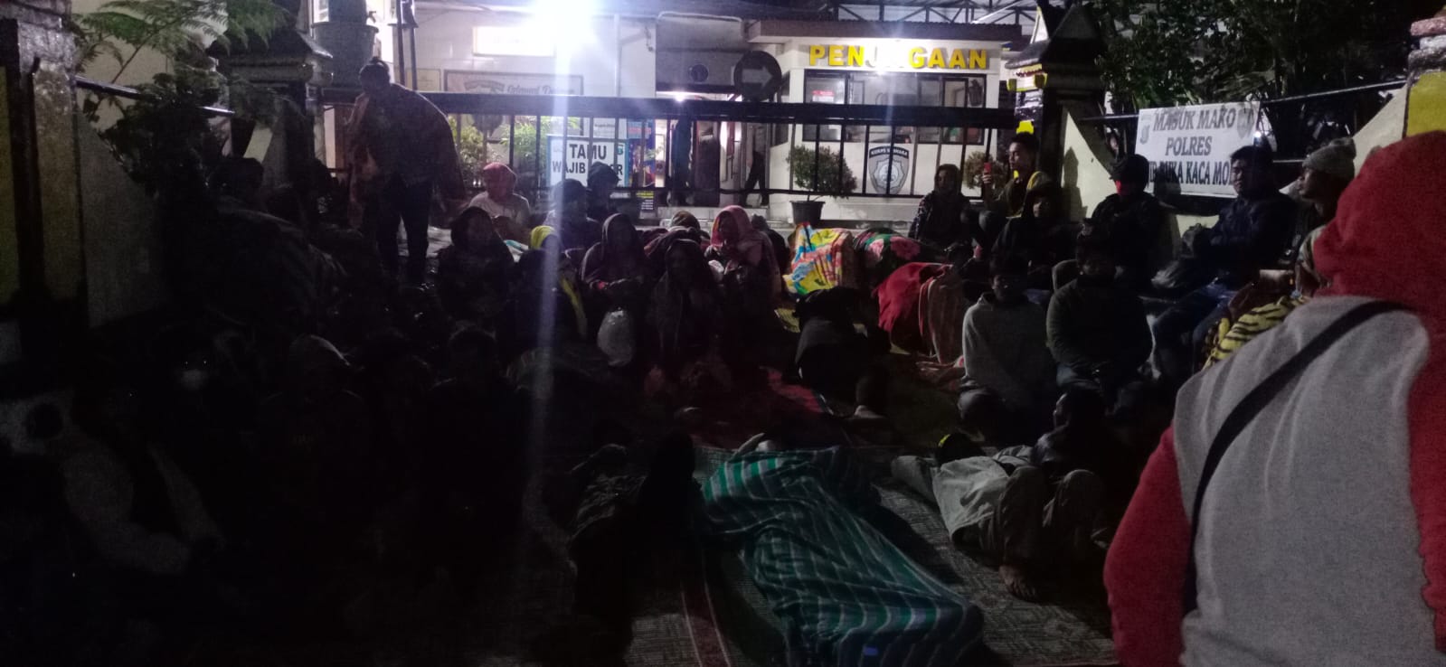 Masyarakat Suka Maju Kecamatan Tiga Panah Adakan Aksi Nginap Di Depan Gerbang Polres Tanah Karo