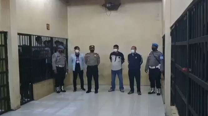 Kapolres Labuhanbatu Sampaikan Salam Lebaran Kepada Para Tahanan