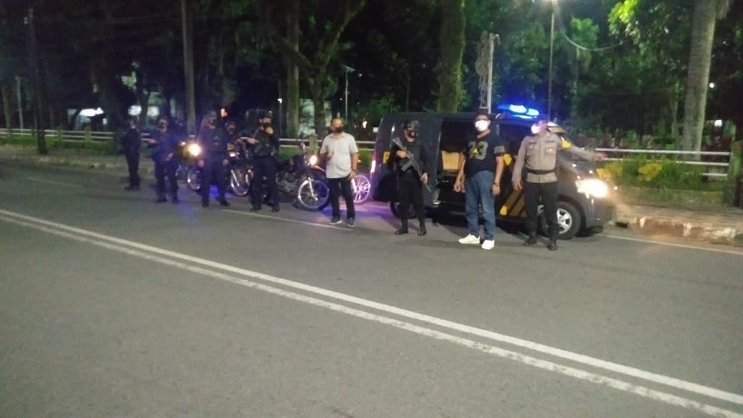 Personel Polsek Medan Baru bersama BKO Brimob Polda Sumut Gelar Patroli Gabungan