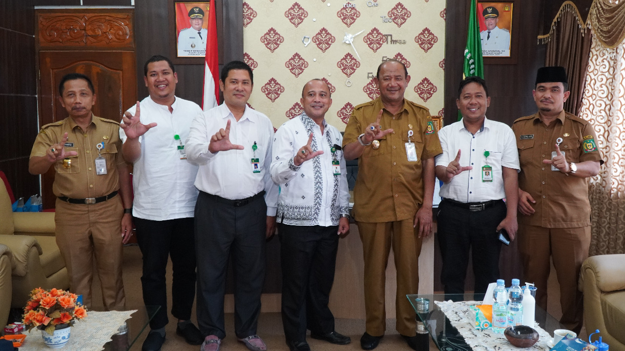 Afandin Serahkan Bansos Pelajar & Mahasiswa Senilai Rp 93 juta