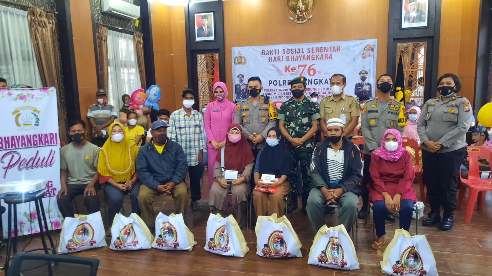 Dalam Rangka HUT Bhayangkara ke 76, Polres Langkat Salurkan Baksos